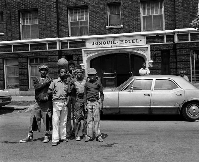 Teenagers in front of Jonquil Hotel